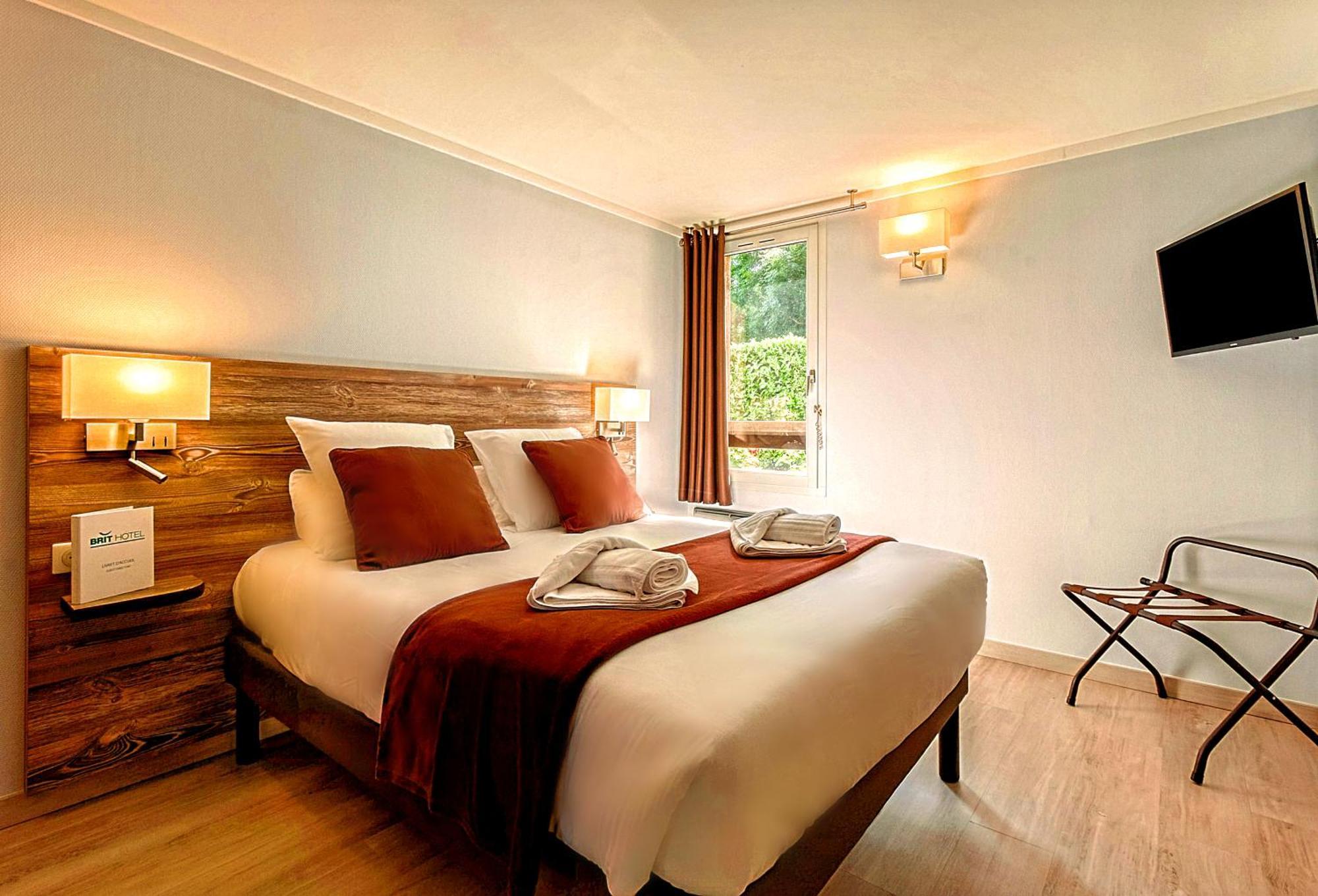 Brit Hotel Confort Pau Lons Eksteriør bilde