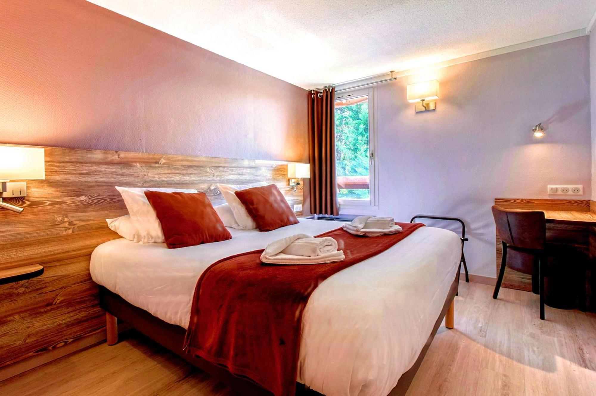 Brit Hotel Confort Pau Lons Eksteriør bilde
